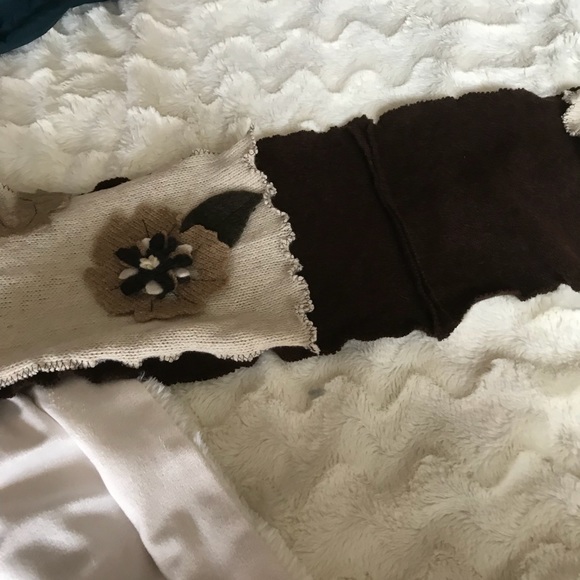 GORGEOUS ONE OF A KIND SCARF AND LONG GLOVE SET. - Picture 7 of 8